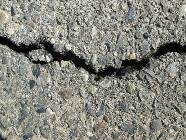 Pęknięcia betonu spowodowane szkodami górniczymi